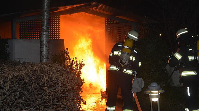 In der Silvesternacht muss die Feuerwehr oft wegen Bränden ausrücken (Archivbild).