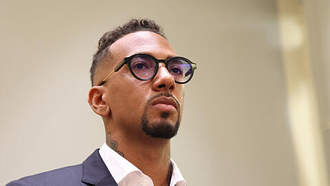 Fußballer Jérôme Boateng steht im Landgericht München in der Anklagebank.