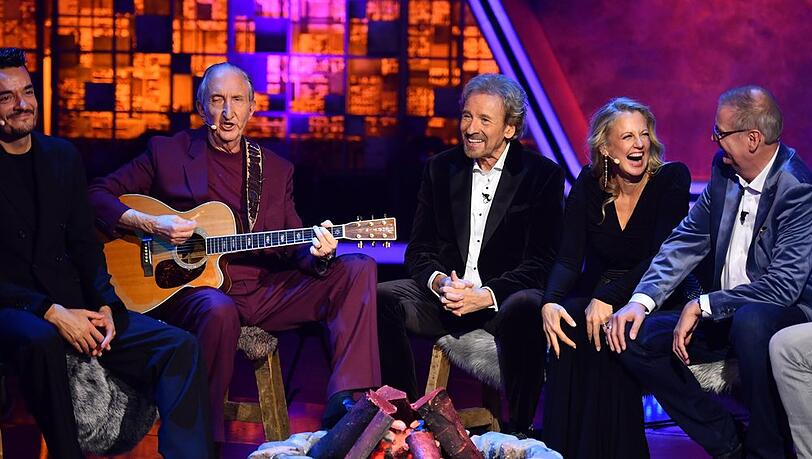 Mike Krüger widmete seinem Freund Thomas Gottschalk eine musikalische Hommage in der RTL-Show "Denn sie wissen nicht, was passiert" und war dabei so emotional, dass er seinen Text vergaß.