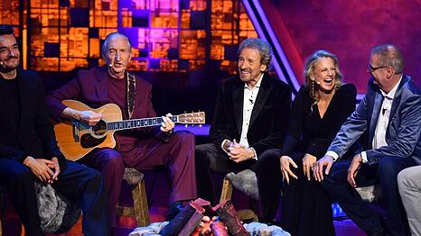 Mike Kr&uuml;ger widmete seinem Freund Thomas Gottschalk eine musikalische Hommage in der RTL-Show "Denn sie wissen nicht, was passiert" und war dabei so emotional, dass er seinen Text verga&szlig;.