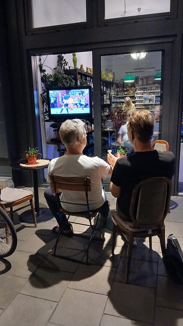 Public Viewing light: Im Glockenbachviertel hat ein Kiosk einfach einen Fernseher ins Schaufenster gestellt.