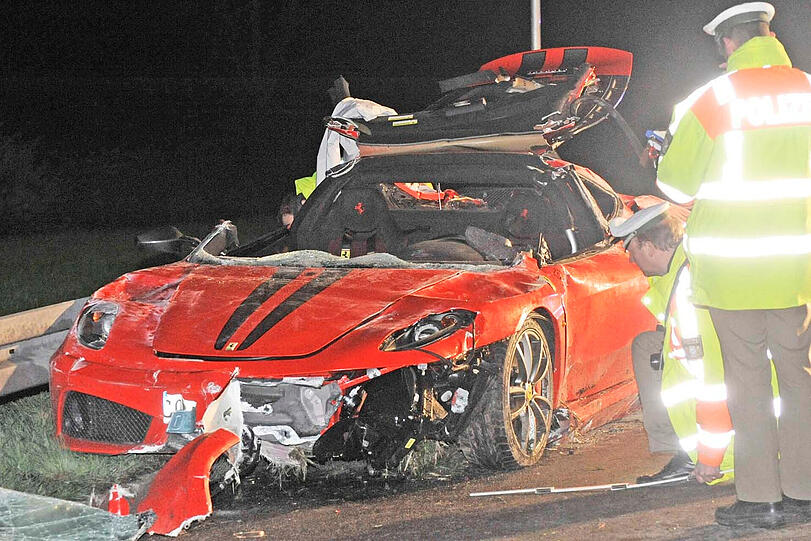 Nur noch ein jämmerlicher Haufen Schrott ist dieser Ferrari 430 Scuderia. Der Besitzer kam lebensgefährlich verletzt ins Krankenhaus.