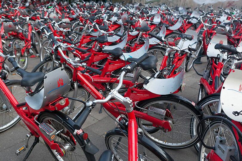 Ein Foto aus Hamburg: Hier gibt es bereits ein öffentliches Fahrradleihsystem, das von der Bahntochter &bdquo;DB Rent&ldquo; im Auftrag der Hansestadt Hamburg betrieben wird.