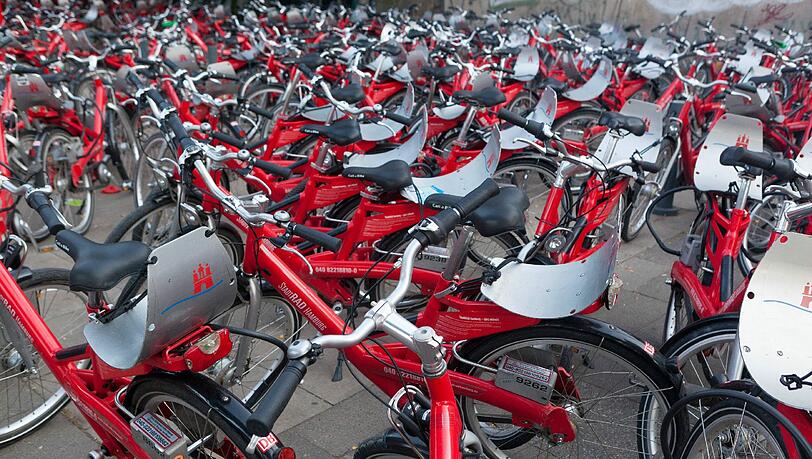 Ein Foto aus Hamburg: Hier gibt es bereits ein öffentliches Fahrradleihsystem, das von der Bahntochter „DB Rent“ im Auftrag der Hansestadt Hamburg betrieben wird. Ein Foto aus Hamburg: Hier gibt es bereits ein öffentliches Fahrradleihsystem, das von der Bahntochter „DB Rent“ im Auftrag der Hansestadt Hamburg betrieben wird.
