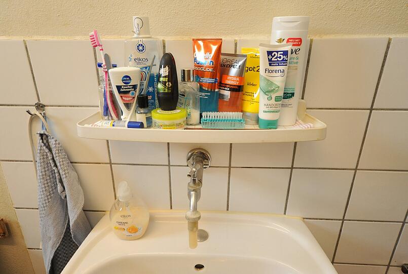 Da geht nicht's mehr drauf: An Platz mangelt es in den kleinen Zellen überall.