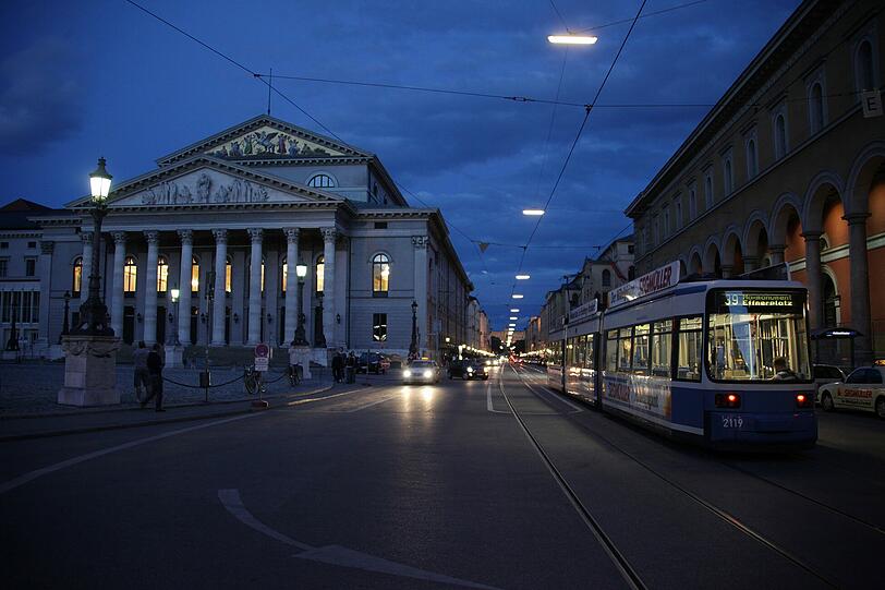 Große Oper: Blaue Tram vor blauem Himmel - und dahinter das Nationaltheater.