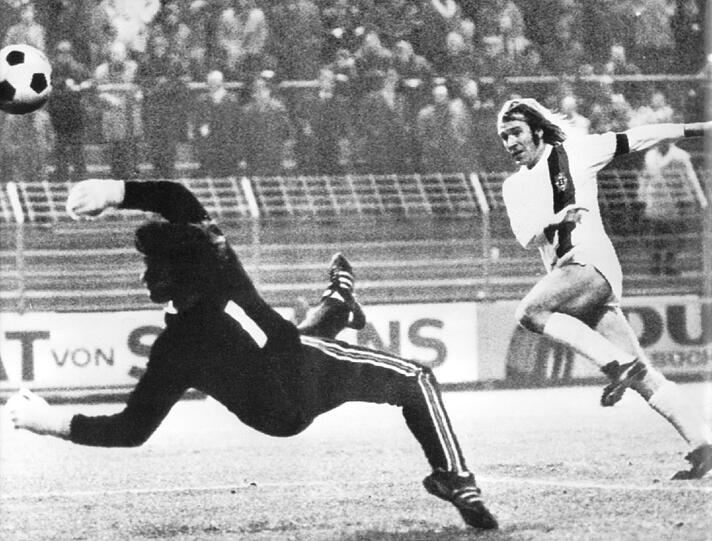 Auch wenn die letzten Meistertitel allesamt in den 70'er Jahren gewonnen wurden liegt Borussia Mönchengladbach in der ewigen Tabelle noch auf Platz 7 mit 1913 Punkten bei 647 Punkten.