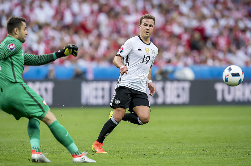Mario Götze: Note 4. Die &bdquo;falsche Neun&ldquo; erneut eher eine unsichtbare. Traf beinahe untypisch: Der Kopfball ging aber drüber (4.). Ansonsten sehr lauffreudig, bot sich an, musste sein Glück nach der Pause über rechts suchen. Ein netter Schuss (47./gehalten) &ndash; insgesamt zu harmlos. Nach 66 Minuten raus.