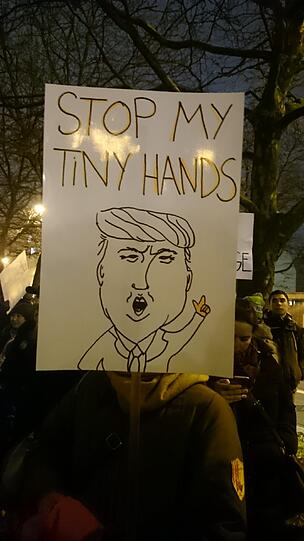 Titel des Plakats: "Stop my tiny hands"