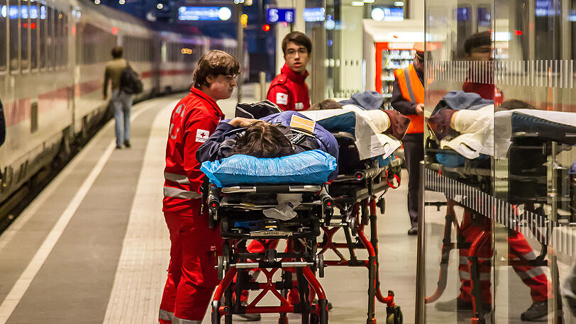 In Salzburg sind am frühen Freitagmorgen zwei Züge zusammengestoßen. Die Bilder vom Zugunglück.