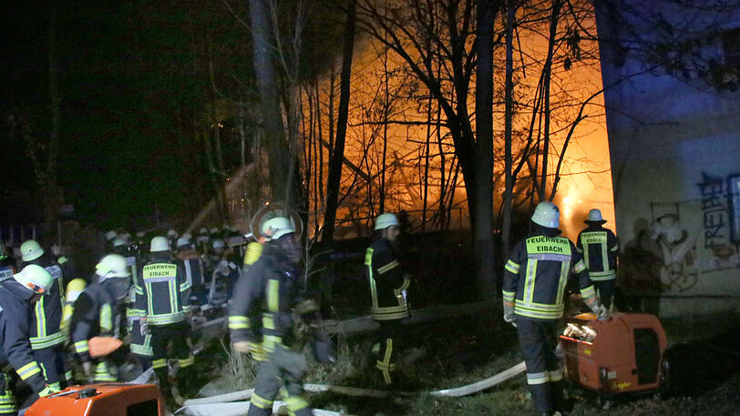 Das Sägewerk brannte komplett ab, verletzt wurde niemand, die Brandursache ist allerdings noch unklar. Die Bilder vom Feuerwehreinsatz in Dorfen.