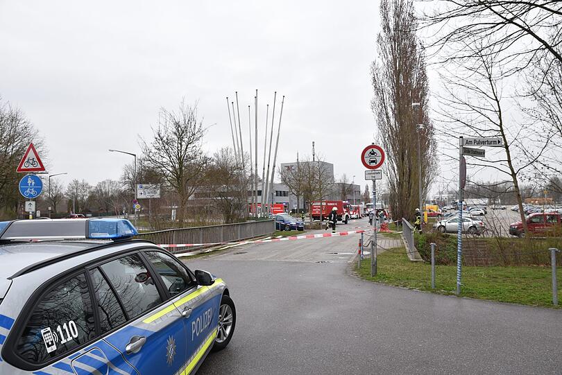 Am Stadion der Straubing Tigers ist am Mittwochmorgen Ammoniak ausgetreten. Die Polizei ist mit einem Großaufgebot vor Ort.