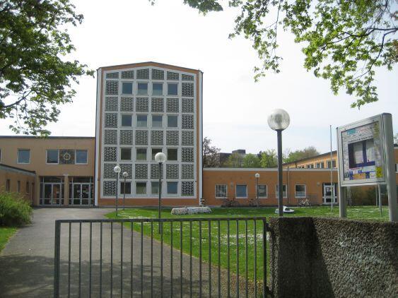 Die filmenden Schüler gehen auf die Mittelschule an der Perlacher Straße.