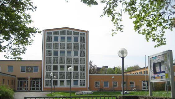 Die filmenden Schüler gehen auf die Mittelschule an der Perlacher Straße. Die filmenden Schüler gehen auf die Mittelschule an der Perlacher Straße.