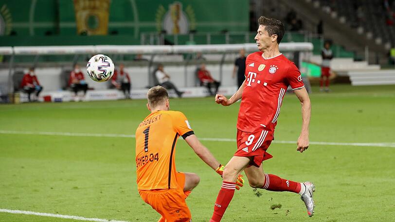 Die Sahne auf der Torte: Robert Lewandowski chippt den Ball zum 4:1 ins Tor