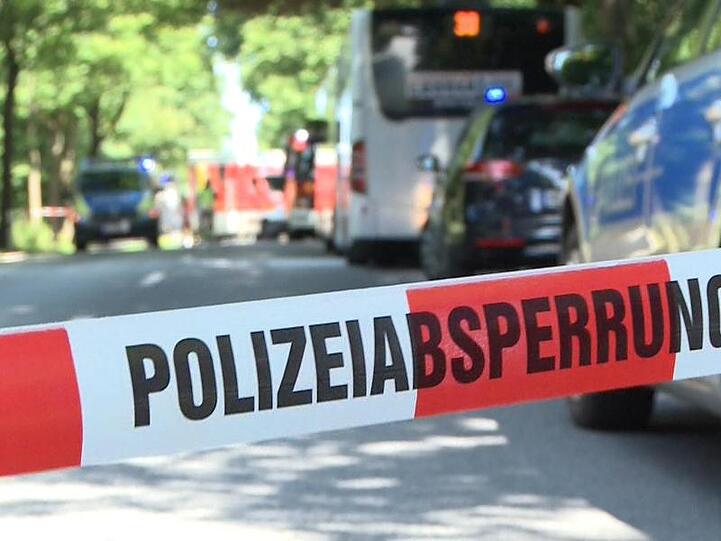 Ein Polizeiband sperrt die Straße hinter dem Linienbus, der am Rand abgestellt ist.
