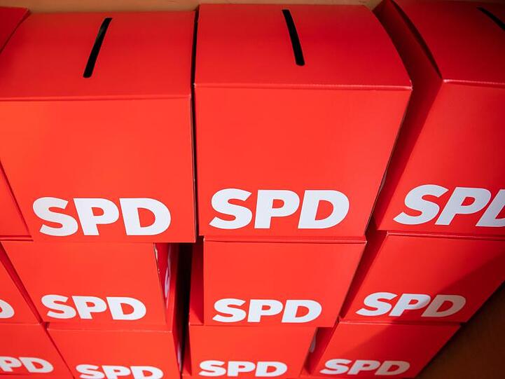 Wahlurnen mit dem Logo der SPD in Bayern. Foto: Daniel Karmann/dpa/Archivbild