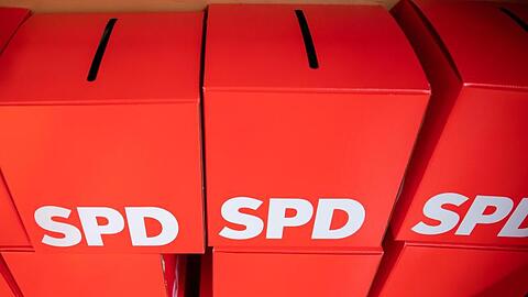Wahlurnen mit dem Logo der SPD in Bayern. Foto: Daniel Karmann/dpa/Archivbild