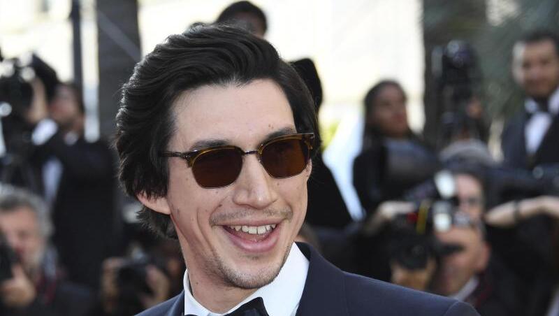 Adam Driver ist als bester Hauptdarsteller für einen Tony Award nominiert. Adam Driver ist als bester Hauptdarsteller für einen Tony Award nominiert.