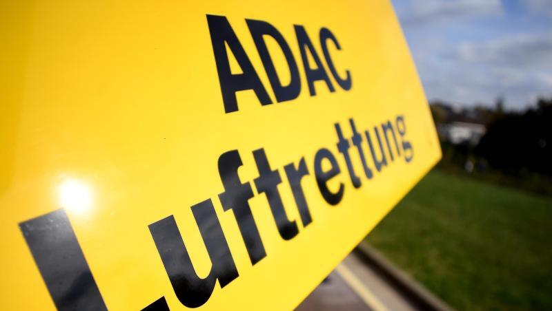 Schriftzug der ADAC Luftrettung steht auf einem Rettungshubschrauber. Foto: Britta Pedersen/Archiv Schriftzug der ADAC Luftrettung steht auf einem Rettungshubschrauber. Foto: Britta Pedersen/Archiv