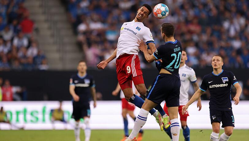 Bei diesem Kopfballduell hat Hamburgs Robert Glatzel (M) die Nase vorn. Bei diesem Kopfballduell hat Hamburgs Robert Glatzel (M) die Nase vorn.