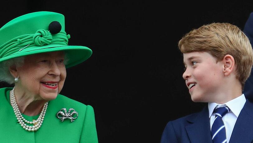 Die Queen und ihr Urenkel Prinz George im Juni 2022 auf dem Balkon des Buckingham Palastes.