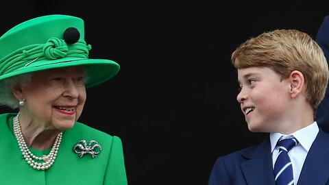 Die Queen und ihr Urenkel Prinz George im Juni 2022 auf dem Balkon des Buckingham Palastes.