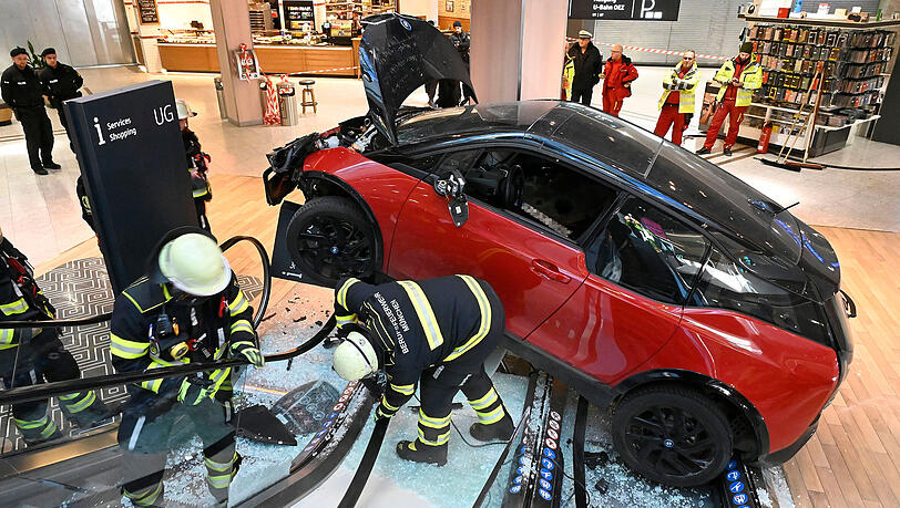 Bilder vom Unfallort – mitten im OEZ. Bilder vom Unfallort – mitten im OEZ.
