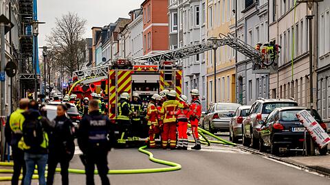 Der Brand war den Angaben der Feuerwehr und der Stadt Flensburg zufolge kurz vor 17.00 Uhr ausgebrochen