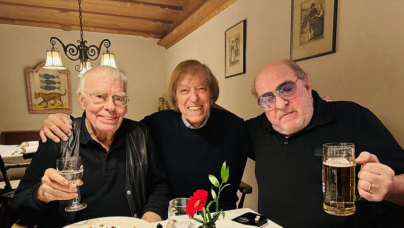Zufallstreffen in der Privatklinik Jägerwinkel: Die drei Komponisten Christian Bruhn (l.) und Ralph Siegel (r.) und Schlagerstar Bata Illic beim Essen. Das musikalische Trio ist seit Jahrzehnten befreundet.