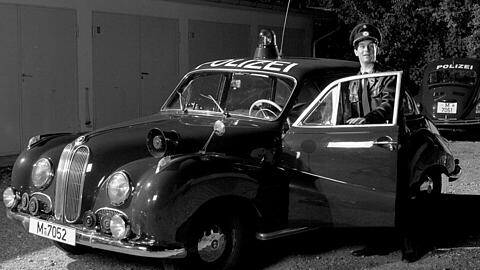 Rückblende: Bernie (Christoph Bach) war Stadtpolizist bei der Münchner Funkstreife Isar 12. Sein Dienstwagen: der flaschengrüne, legendäre BMW 501, 72 PS stark und 140 km/h schnell.