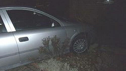 Der betrunkene Fahrer endete mit seinem Wagen im Vorgarten