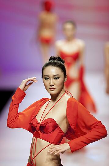 Knappe Bikinis, süße Mädchen: Die Fashion Week in Peking.