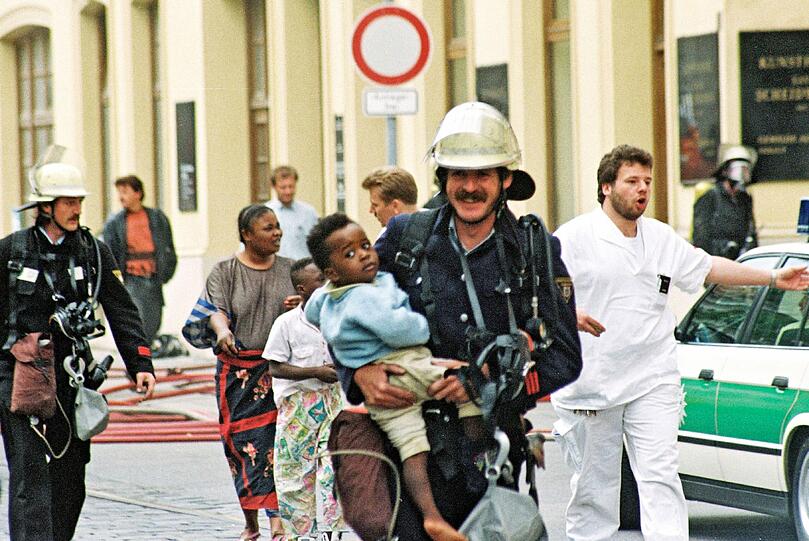 Brandstiftung in der Barer Straße: Ein Bild, das zu Herzen geht: Ein gestandener Feuerwehrmann bringt einen kleinen Buben in Sicherheit, ängstlich klammert der sich an seinen Retter. Es ist das glückliche Ende eines dramatischen Einsatzes. Am 29. Mai 1993 wird die Feuerwehr in die Barer Straße gerufen. Ein Unbekannter hat Feuer gelegt! 13 Bewohnern des Hauses ist durch den starken Rauch der Fluchtweg abgeschnitten. Lebensgefahr! Sie können mit Leitern und Fluchthauben durch das Treppenhaus gerettet werden.