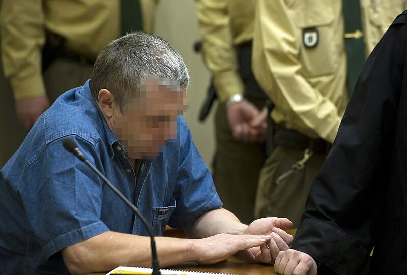 Der Angeklagte Thomas S. saß am Montag im Gericht. Für die Aussage der Mutter der beiden ermordeten Mädchen musste er den Saal verlassen - der Frau war seine Anwesenheit nicht zumutbar.