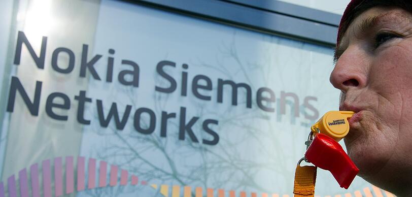 Beschäftigte von Nokia Siemens Networks folgten am Faschingsdienstag dem Aufruf der IG Metall, gegen die Standort-Schließung zu protestieren.