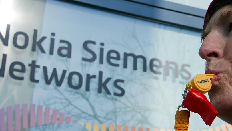 Beschäftigte von Nokia Siemens Networks folgten am Faschingsdienstag dem Aufruf der IG Metall, gegen die Standort-Schließung zu protestieren. Beschäftigte von Nokia Siemens Networks folgten am Faschingsdienstag dem Aufruf der IG Metall, gegen die Standort-Schließung zu protestieren.