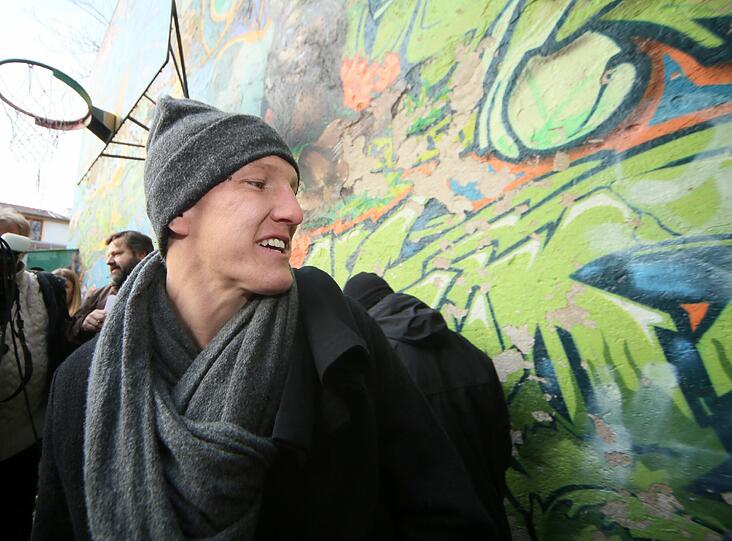 Fußballer Bastian Schweinsteiger, Ex-Profi Mehmet Scholl, Basketballer Steffen Hamann und Sänger Peter Brugger haben sich an einem freien Nachmittag trotz Kälte am Bolzplatz an der Glockenbachwerkstatt getroffen. Der soll nämlich abgerissen werden - wogegen die Promis mit den Kindern protestieren. Die Bilder
