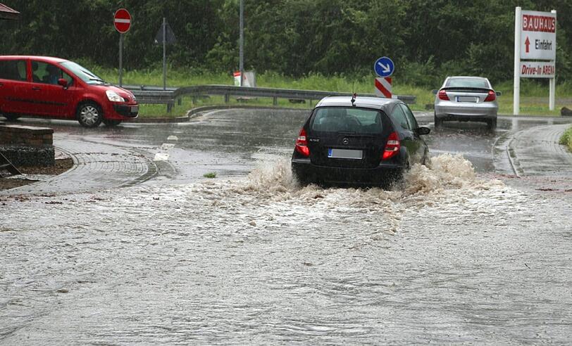 Es bleibt wechselhaft. Hier die Bilder vom Hitze-Gewitter in der Nacht zum Freitag.