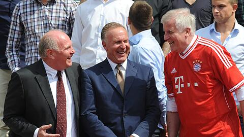 Gaudi beim Empfang in der Staatskanzlei: Uli Hoeneß (l.) mit Ministerpräsident Horst Seehofer und Karl-Heinz Rummenigge. Foto: dpa