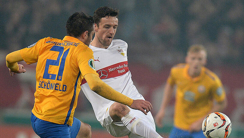 Mit Mühe und Not konnte sich der VfB Stuttgart um Kapitän Christian Gentner in der Verlängerung durchsetzen. Die Schwaben gewannen mit 3:2 gegen die Eintracht aus Braunschweig. Mit Mühe und Not konnte sich der VfB Stuttgart um Kapitän Christian Gentner in der Verlängerung durchsetzen. Die Schwaben gewannen mit 3:2 gegen die Eintracht aus Braunschweig.