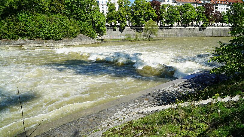 Die Isar präsentiert sich weiterhin in einem schmutzigen Braun.