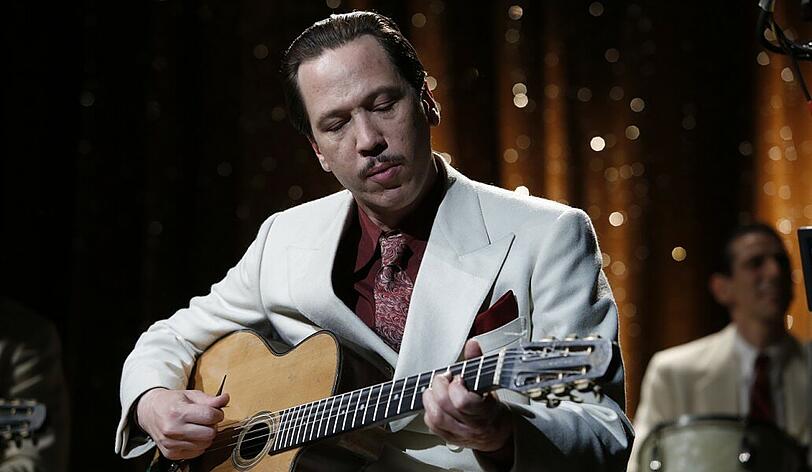 Eigentlich will Django Reinhardt (Reda Kateb) doch nur Gitarre spielen. Was die Nazis machen, interessiert ihn nicht.