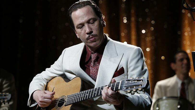 Eigentlich will Django Reinhardt (Reda Kateb) doch nur Gitarre spielen. Was die Nazis machen, interessiert ihn nicht.