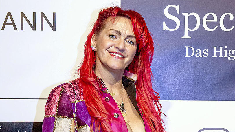 Blondine Sabrina Lange trägt ihre Haare jetzt Rot.