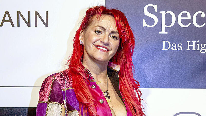 Blondine Sabrina Lange trägt ihre Haare jetzt Rot. Blondine Sabrina Lange trägt ihre Haare jetzt Rot.