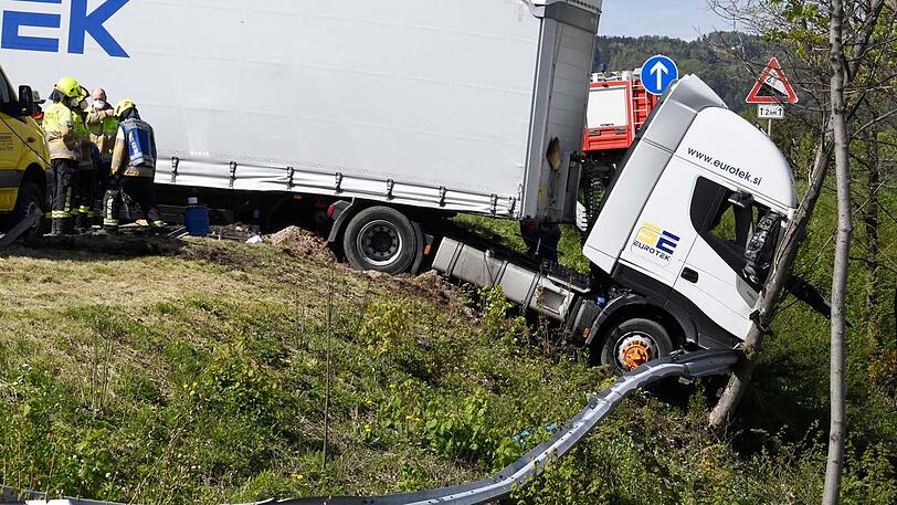 Der Lkw durchbrach die Leitplanke und fuhr eine Böschung hinunter.