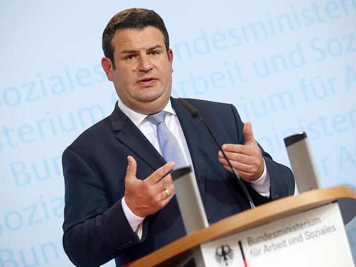 Jemand, der über Jahrzehnte etwas geleistet hat, habe das Recht, deutlich mehr Rente zu bekommen als jemand, der nicht gearbeitet hat, so Heil.