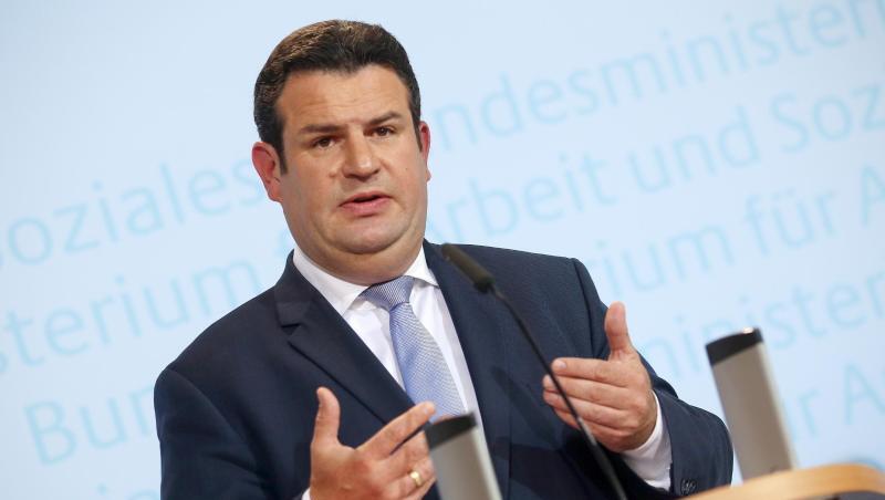 Jemand, der über Jahrzehnte etwas geleistet hat, habe das Recht, deutlich mehr Rente zu bekommen als jemand, der nicht gearbeitet hat, so Heil. Jemand, der über Jahrzehnte etwas geleistet hat, habe das Recht, deutlich mehr Rente zu bekommen als jemand, der nicht gearbeitet hat, so Heil.