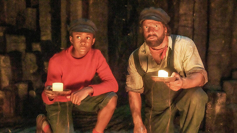 Jim Knopf (Solomon Gordon) und Lukas den Lokomotivführer (Henning Baum)